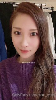 小巧的少女被涂上油并被按摩到高潮